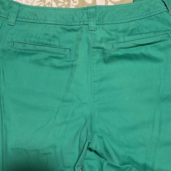 Ll bean favorite fit green pant! Size 8 - Picture 5 of 5